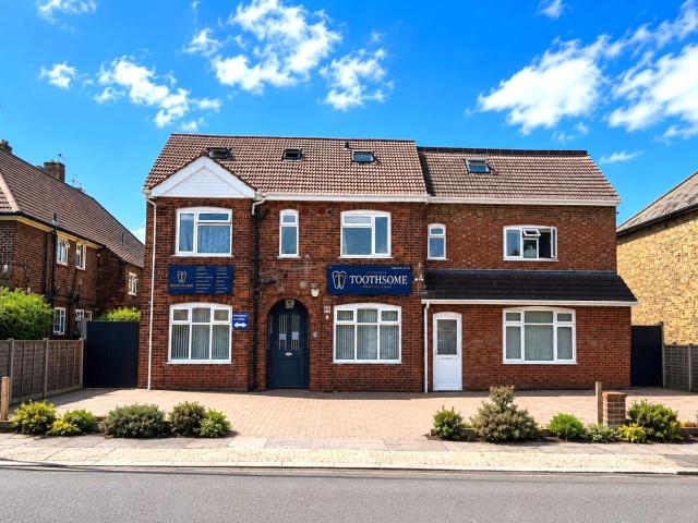 Vicarage Farm Road, Hounslow TW3, 2 bed flat to rent, £1,700 pcm | PrimeLocation