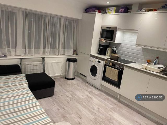 Vicarage Farm Road, Hounslow, TW3 2 bed flat to rent £1,800 pcm £415 pw