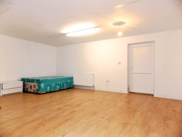 Vicarage Farm Road, Heston, Hounslow TW5, Studio to rent, £1,100 pcm | PrimeLocation