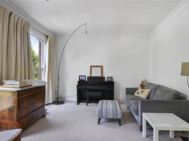 Vicarage Gate, Kensington, London, W8 3 bed flat to rent £4,350 pcm £1,004 pw