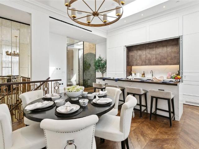 Vicarage Gate, Kensington, London, W8 3 bed flat to rent £19,500 pcm £4,500 pw