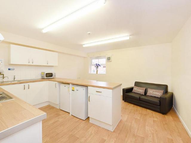Vicarage Hill, Wrexham LL13 1 bed in a flat share to rent £611 pcm £141 pw