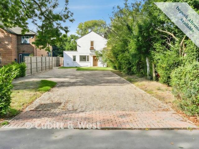 Vicarage Lane, Horley, RH6 3 bed detached house to rent £2,000 pcm £462 pw