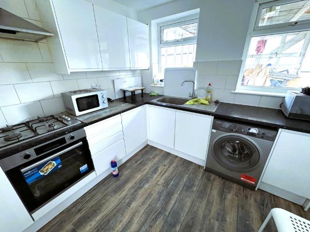 Vicarage Lane, London E15 3 bed flat to rent £2,425 pcm £560 pw