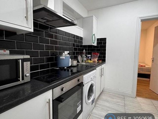 Vicarage Lane, London, E6 2 bed bungalow to rent £1,490 pcm £344 pw
