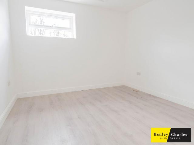 Vicarage Place, Walsall, Birmingham WS1, 2 bed flat to rent, £850 pcm | PrimeLocation