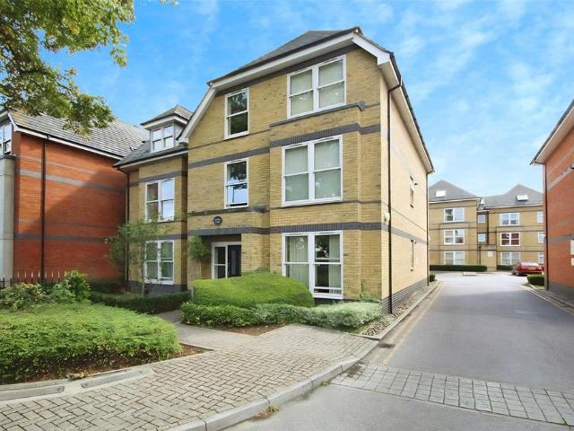 Vicarage Road, Egham, Surrey, TW20 2 bed apartment to rent £1,800 pcm £415 pw