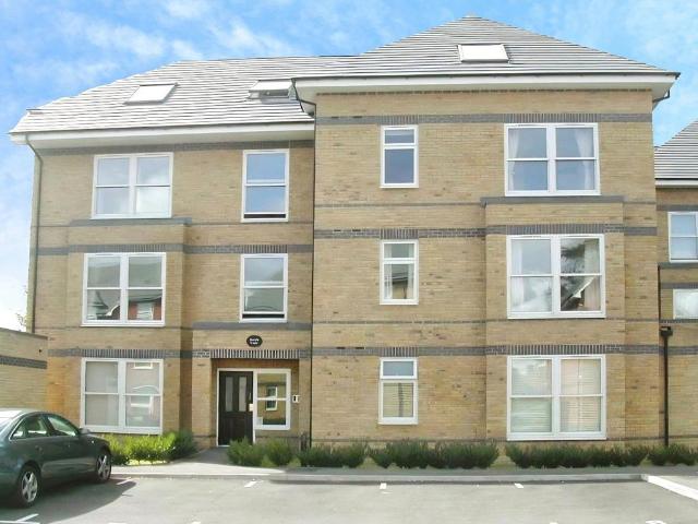 Vicarage Road, Egham, Surrey, TW20 2 bed apartment to rent £1,850 pcm £427 pw