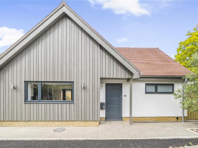 Vicarage Road, Sunbury on Thames. 2 bed bungalow to rent £2,650 pcm £612 pw