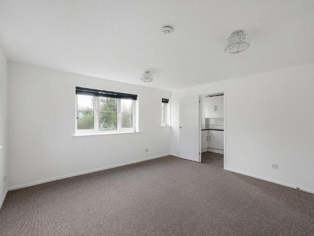 Vicars Bridge Close, Wembley HA0 2 bed flat to rent £1,800 pcm £415 pw