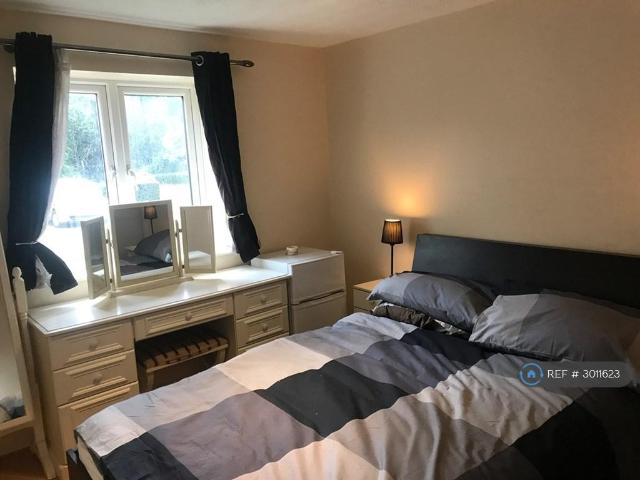 Vicars Bridge Close, Wembley, HA0 3 bed flat to rent £2,100 pcm £485 pw