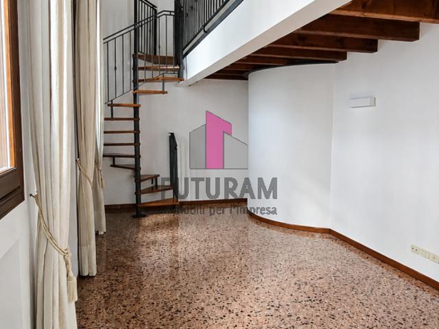 VICENZA AFFITTASI APPARTAMENTO IN PALAZZO STORICO