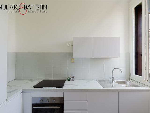 VICENZA: centro storico, BICAMERE arredato di cucina, vista sul verde e luminoso