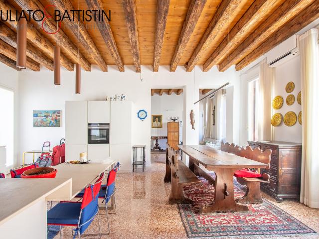 VICENZA centro storico: stupendo TRILOCALE con terrazza, garage e cantina