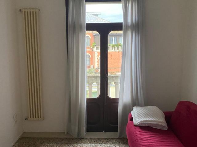 VICENZA Zona San Felice appartamento bicamere con doppi servizi arredato in locazione