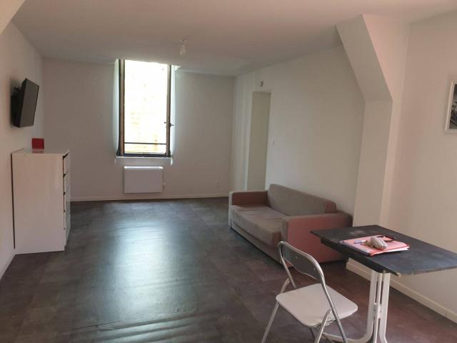 VICHY APPARTEMENT F2 MEUBLE CHAUFFAGE INCLUS