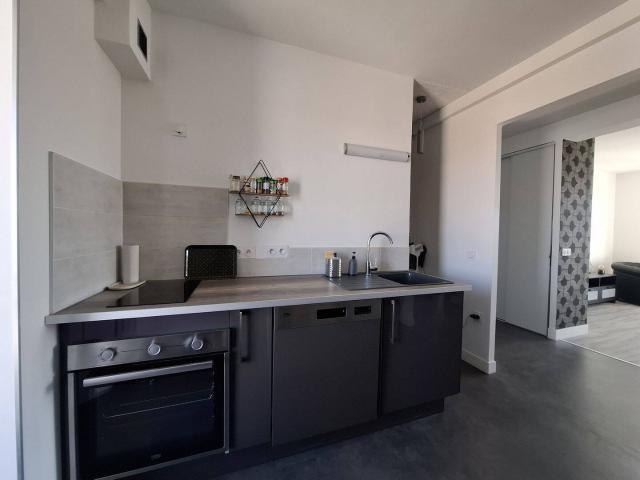 VICHY F3 LUMINEUX MEUBLE AVEC BALCON ET GARAGE