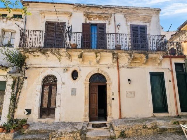 Vico Natoli 12 8 vani 180mq