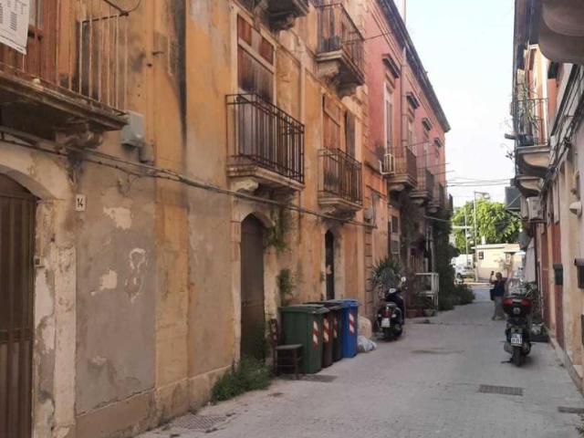 Vicolo Zuara 10 6 vani 143mq