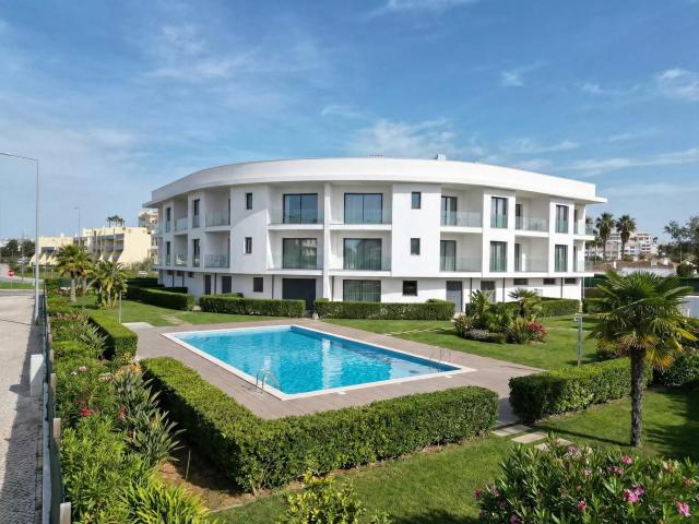 Vida de Luxo à Beira Mar – Novo Apartamento T2+1 com Rooftop Privado perto da Meia Praia