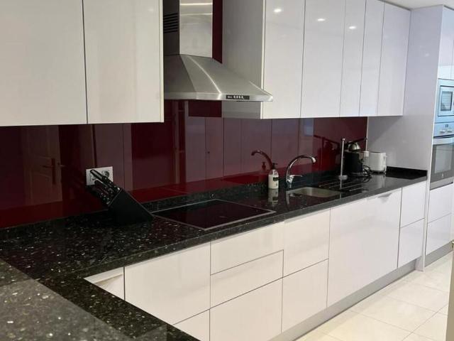 Vida refinada en Sierra Blanca: elegante apartamento de 2 dormitorios en alquiler