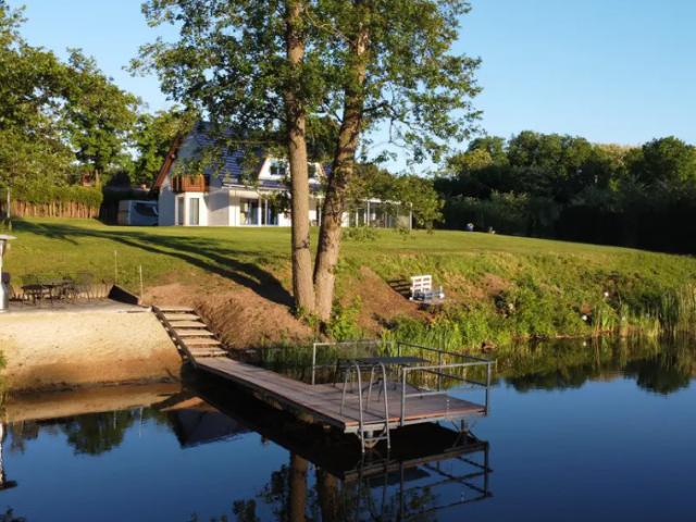 VIDEO Exklusives Landhaus am See vor den Toren Berlins – mit Mega POOL, priv. Steg und Badestelle