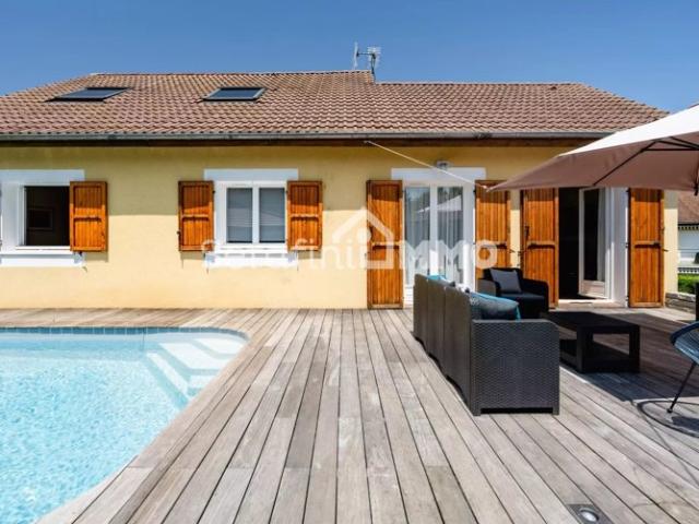 Proche du centre de Vieugy Maison spacieuse avec piscine à Vieugy, France