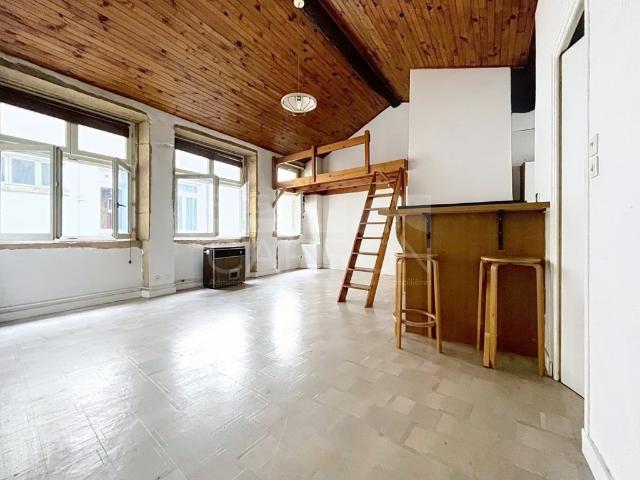 VIEUX LYON T1 AVEC CACHET DERNIER ETAGE TRAVERSANT