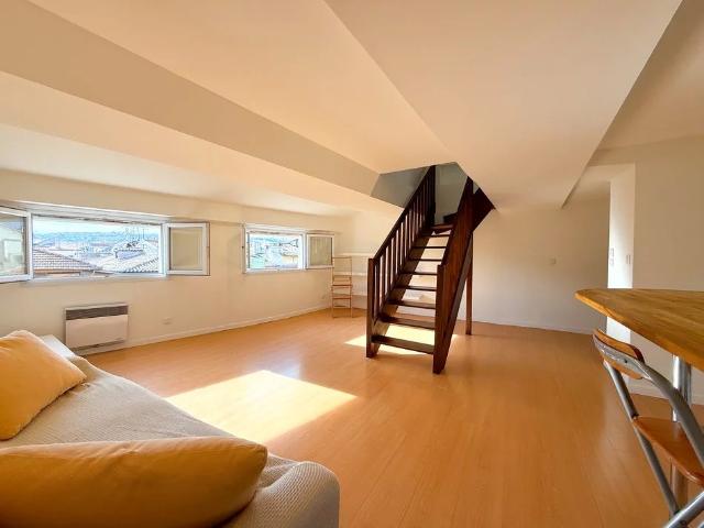 Vieux Nice / Place Rossetti 3P duplex dernier étage idéal saison