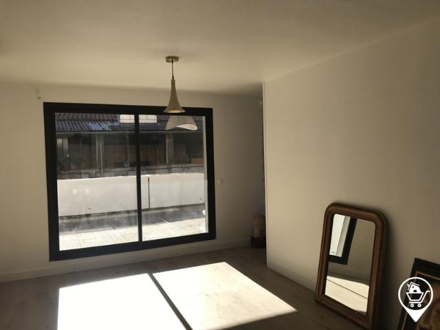 VIEUX PORT / CORDERIE T2 + TERRASSE en étage SUD