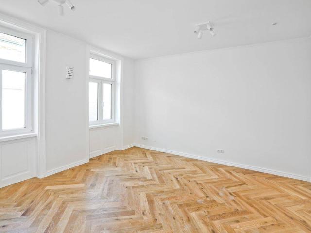 VIEVIENNE – Stilvolle Altbauwohnung mit Loggia: 3 Zimmer mitten in der City