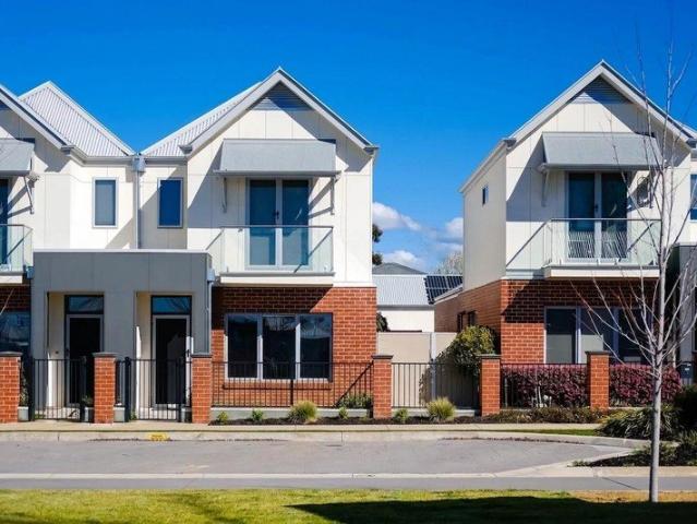 LIFESTYLE LIVING IN THE HEART OF ELMWOOD ESTATE