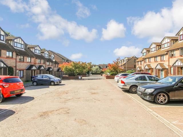 Viewfield Close, Kenton, Harrow HA3, 2 bed flat to rent, £1,700 pcm | PrimeLocation