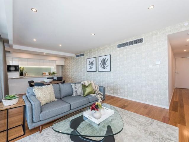 VIEWS VIEWS VIEWS FOREVER ON THE 31ST FLOOR! @ $1080 per week