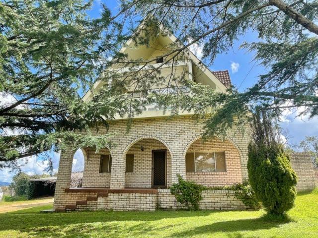 Views Aplenty on Small Acreage in Town
