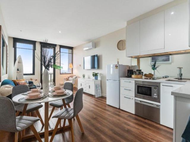 Views, Location, Restaurants and Executive Facilities all on your doorstep! Bonus 2 SECURE CAR PARKING SPACES!