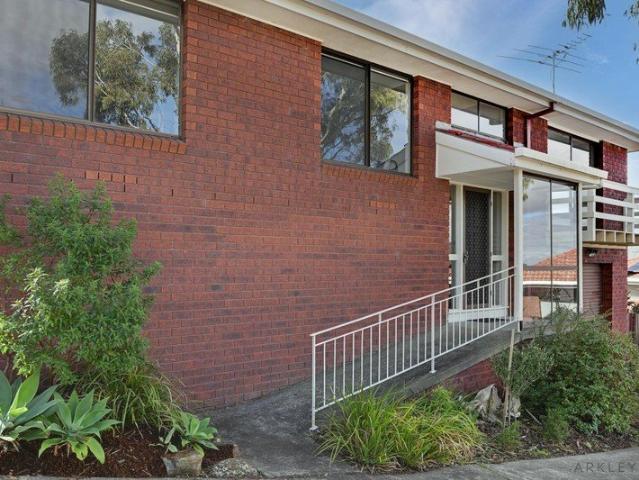 Views, Space and Easy Living in a Quiet Lenah Valley Setting