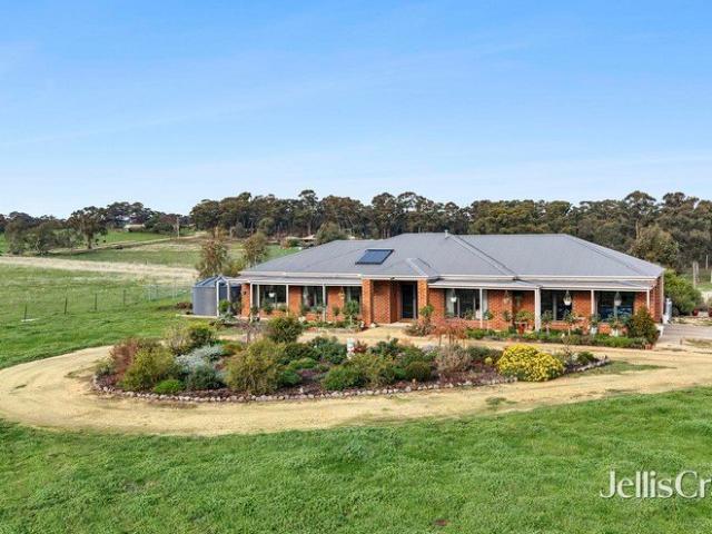 Views, space & lifestyle just minutes from Castlemaine
