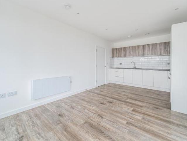 Viewpoint House, Staines Upon Thames. 1 bed flat to rent £1,430 pcm £330 pw