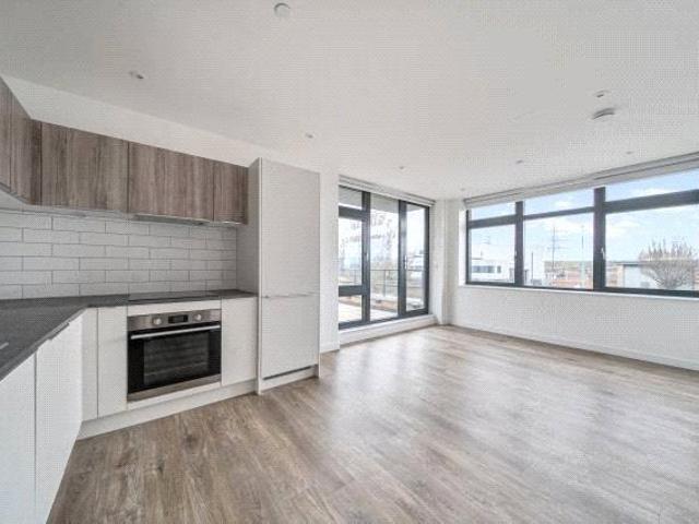 Viewpoint House, Staines Upon Thames. 1 bed flat to rent £1,520 pcm £351 pw