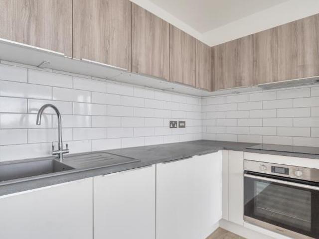Viewpoint House, Staines Upon Thames. 2 bed flat to rent £1,800 pcm £415 pw