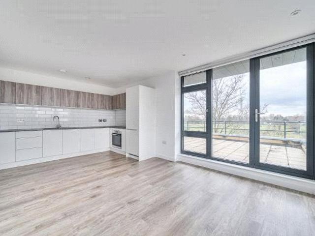 Viewpoint House, Staines Upon Thames TW18, 2 bed flat to rent, £1,795 pcm | PrimeLocation
