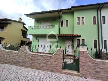 Moradia de quatro assoalhadas sita a cerca de 3 Km da Praia da Vieira, próxima de hipermercados e escolas, sala com lareira, aquecimento central, garagem, sotão e logradouro. O imóvel tem a área bruta de construção de 157 m2, é composto de três quartos com roupeiros embutidos, duas casas de banho, sala com lareira, marquise, garagem com portão automático, aquecimento central