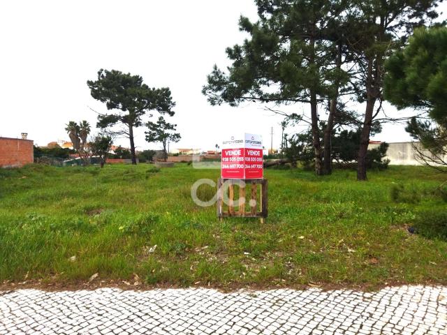 VIEIRA DE LEIRIA Terreno com a área de 3.603 m2, inserido no aglomerado urbano em zona central, próximo de escolas, hipermercados, bons acessos e estacionamentos, a cerca de 3 Km da Praia da Vieira  índice de construção de 0,8. Consulte nos!