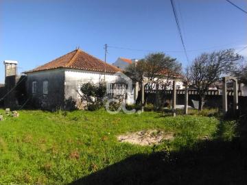 VIEIRA DE LEIRIA Venda global de Moradia individual T3 +1, com terraço, dependências e logradouro, com a área bruta de construção de 69,50 m2 a necessitar de trabalhos gerais de reabilitação, inserida em terreno com a área total de 2.013,50 m2