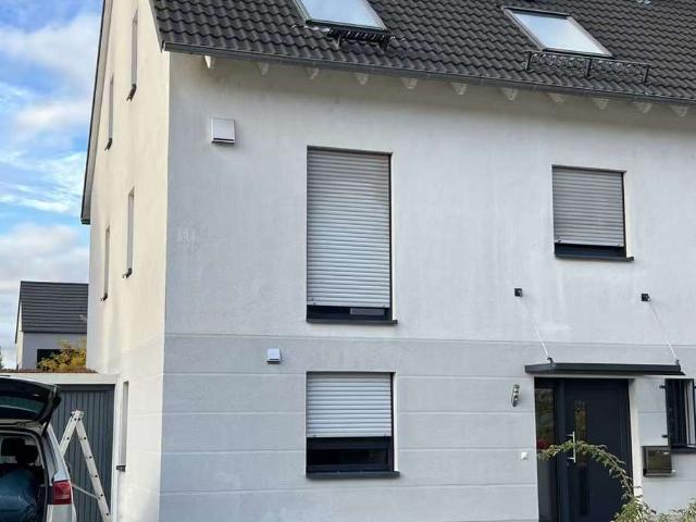Viel Freiraum: Großzügiges Haus mit 6 Zimmern in Frankfurt Harheim