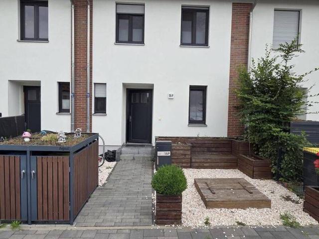Viel Freiraum: Reihenmittelhaus in Berlin Falkenberg