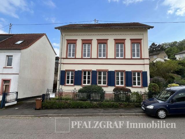 Viel Haus für Ihr Geld: Schickes Familienheim – Zentral, verkehrsgünstig & innen absolut ruhig!