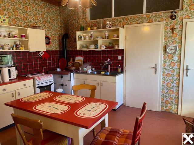 Retro Charme mit Vielen Räumen Großzügiges Haus zur Sanierung
