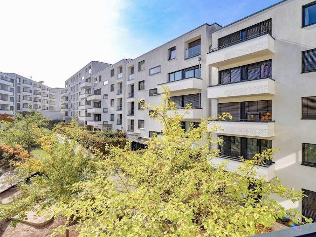 Viel Licht, viel Raum, gemütliche Loggia und moderne EBK – 2 ZI auf 69 m²